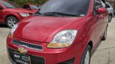 El **Chevrolet Spark Life 2019** es un hatchback compacto, económico y confiable, ideal para quienes buscan un vehículo práctico para la ciudad. Con un motor de 995 C.C. y tracción 4x2, este vehículo ofrece un excelente rendimiento en consumo de combustible y maniobrabilidad en espacios reducidos. Su diseño en color rojo aporta un estilo vibrante y moderno.