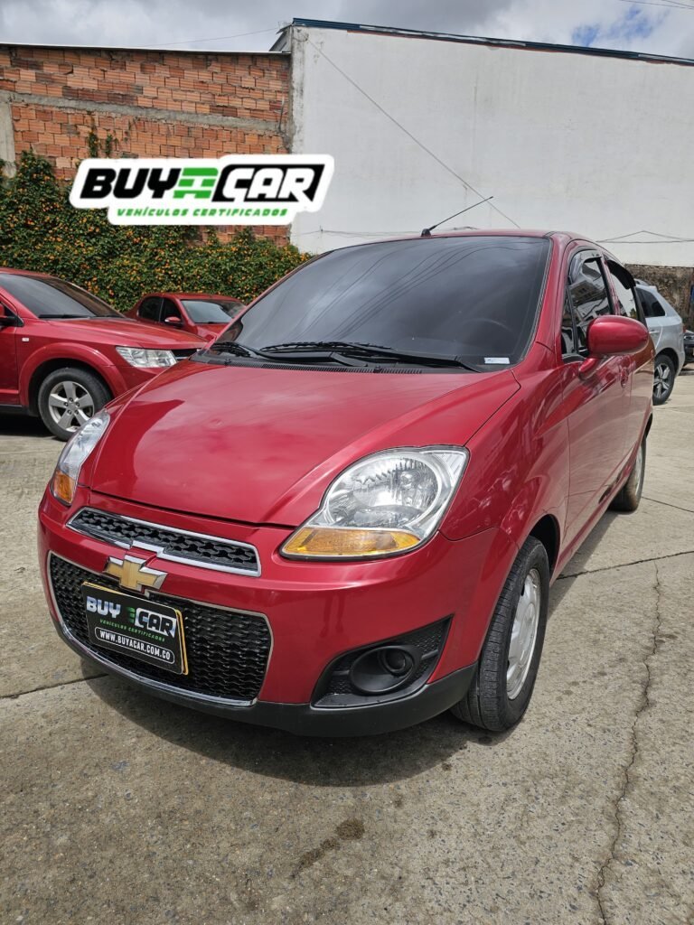 El **Chevrolet Spark Life 2019** es un hatchback compacto, económico y confiable, ideal para quienes buscan un vehículo práctico para la ciudad. Con un motor de 995 C.C. y tracción 4x2, este vehículo ofrece un excelente rendimiento en consumo de combustible y maniobrabilidad en espacios reducidos. Su diseño en color rojo aporta un estilo vibrante y moderno.