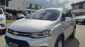 La Chevrolet Tracker LT 2020 combina comodidad, seguridad y eficiencia, ideal para quienes buscan una camioneta confiable y moderna. Su motor de 1.8L ofrece potencia equilibrada, mientras su equipamiento, como sunroof, aire acondicionado, y espejos eléctricos, garantiza una experiencia de manejo placentera. Perfecta para la ciudad o viajes largos, con un diseño elegante en color plata y tecnología avanzada para mayor confort.