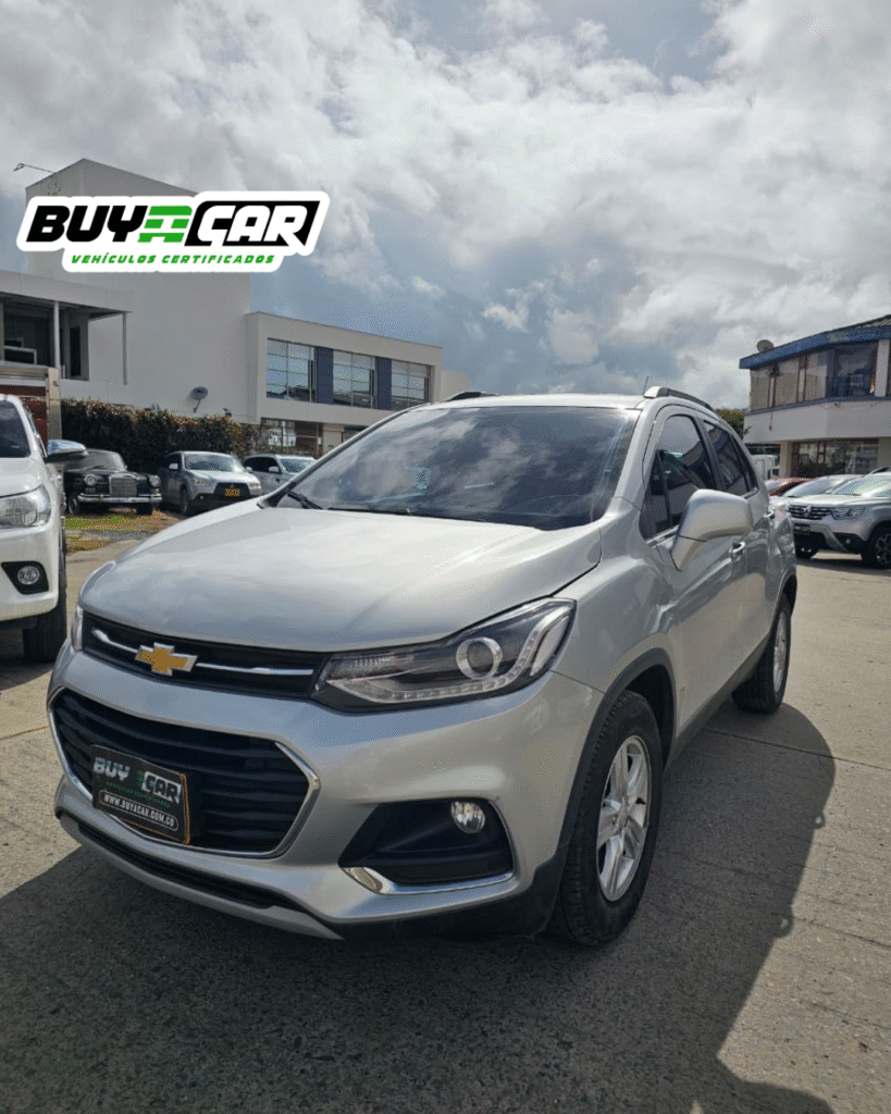 La Chevrolet Tracker LT 2020 combina comodidad, seguridad y eficiencia, ideal para quienes buscan una camioneta confiable y moderna. Su motor de 1.8L ofrece potencia equilibrada, mientras su equipamiento, como sunroof, aire acondicionado, y espejos eléctricos, garantiza una experiencia de manejo placentera. Perfecta para la ciudad o viajes largos, con un diseño elegante en color plata y tecnología avanzada para mayor confort.