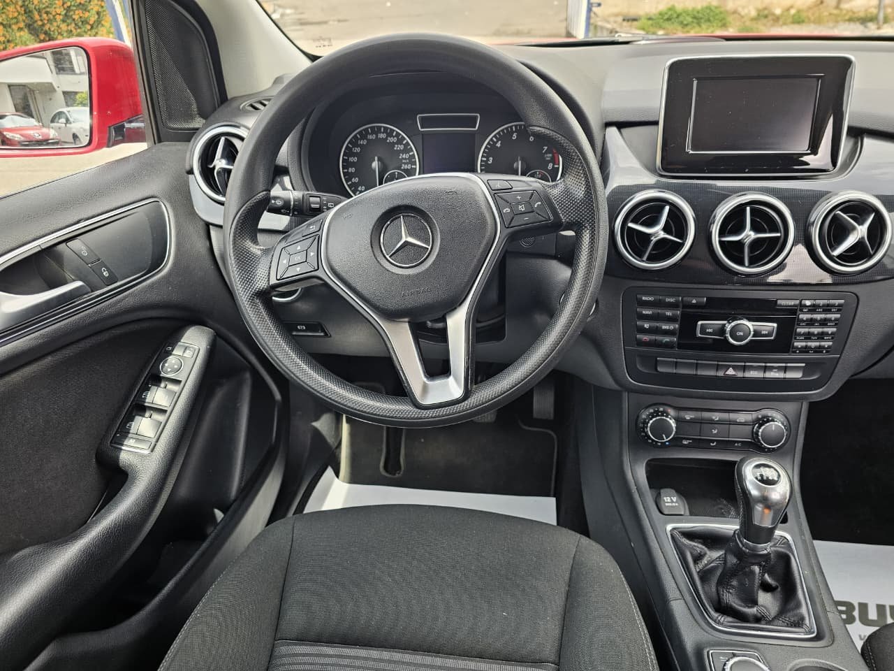 MERCEDES-BENZ B180 2013