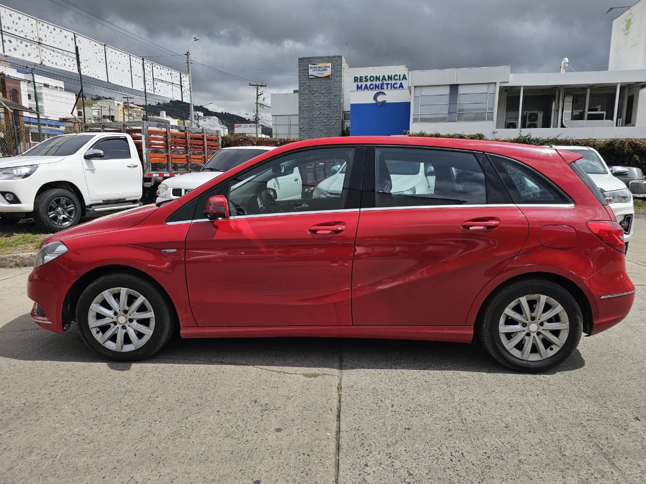 MERCEDES-BENZ B180 2013