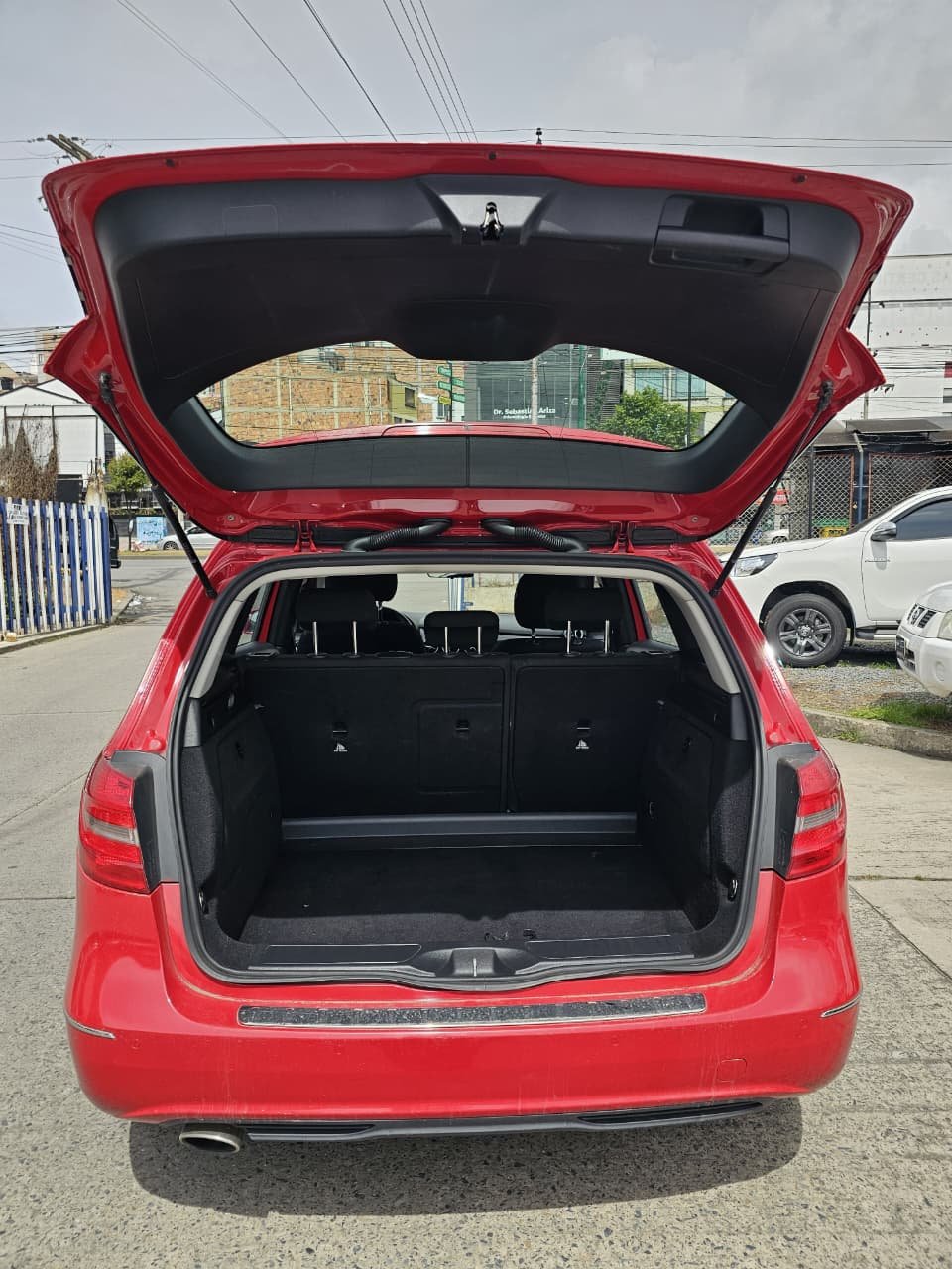 MERCEDES-BENZ B180 2013